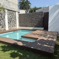 Deck y acabado exterior junto a alberca