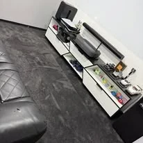 Piso de apariencia madera instalado en un espacio interior